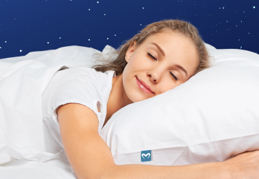 Vrouw die op haar zij slaapt met haar wang op een MelaSleep kussen
